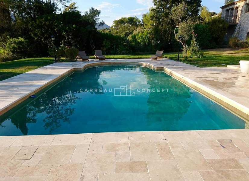 Piscine en travertin Roquefort
