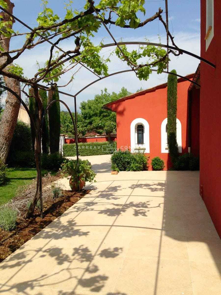 Carrelages piscine contemporaine Plascassier Photo 8